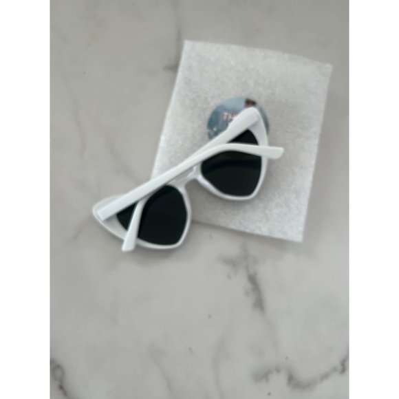 UNTAMED PEARLS White Cateye Bridal Sunglasses NEW - Picture 6 of 6